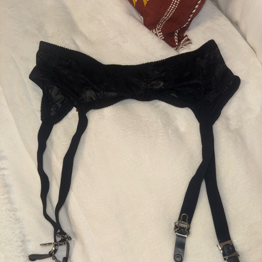 TVRtyle Black Lace Garter Belt – Size Small – Brand New